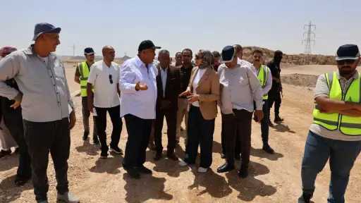 محافظ الوادي الجديد تتابع بدء أعمال رصف طريق الخارجة/ الداخلة
