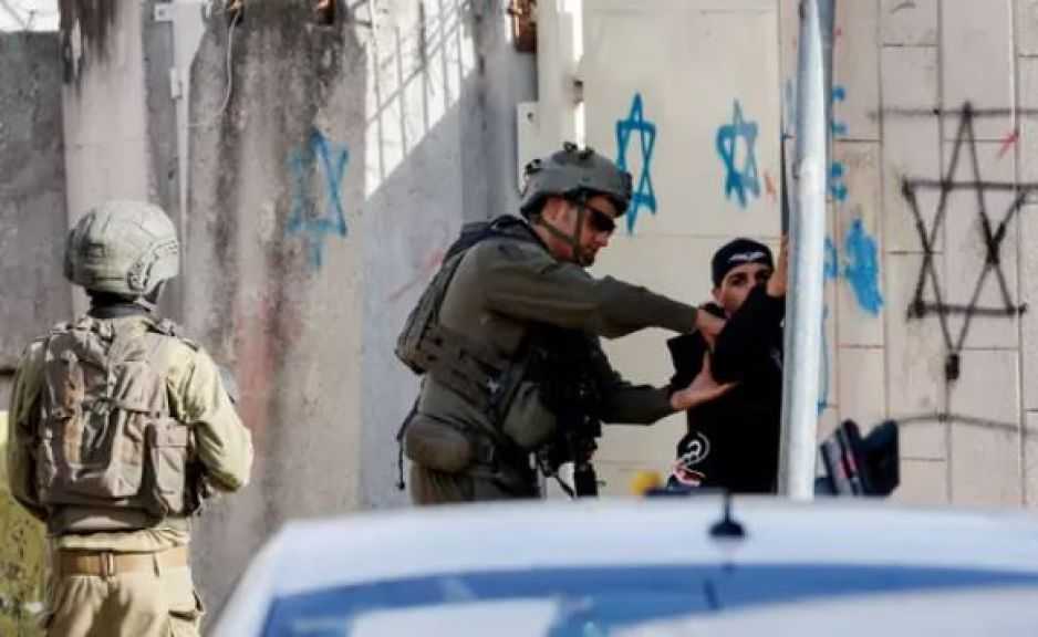 قوات الاحتلال تعتقل 33 فلسطينيًا في حملة مداهمات واسعة بالضفة الغربية