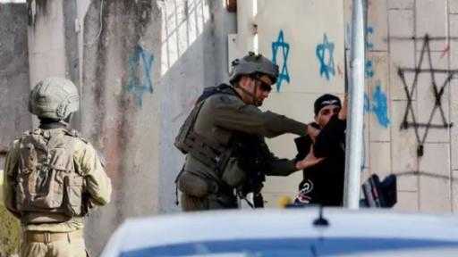 قوات الاحتلال تعتقل 33 فلسطينيًا في حملة مداهمات واسعة بالضفة الغربية