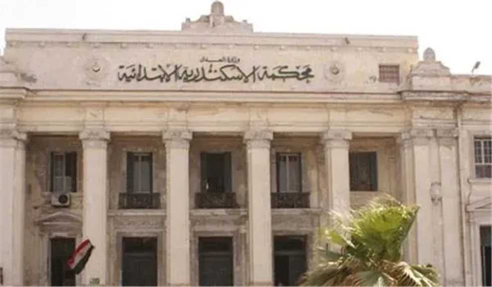 السجن 10 سنوات غيابيا لمتهم هدد سيدة بنشر صور خادشة عبر مواقع التواصل بالإسكندرية