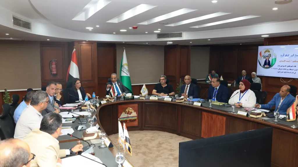 محافظ الجيزة يعقد اللقاء الأسبوعي لبحث شكاوى المواطنين ويوجه بسرعة الاستجابة لمطالبهم