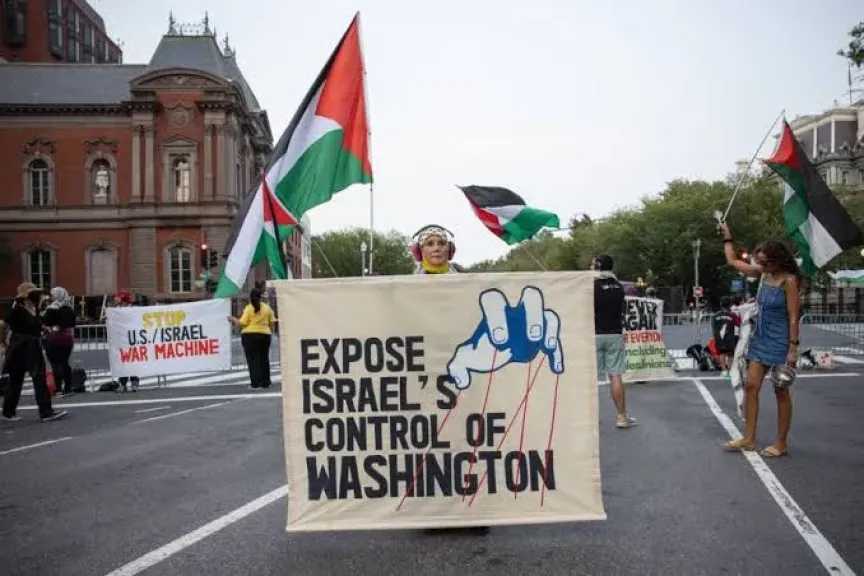 بالأعلام الفلسطينية.. متظاهرون يحتجون أمام البيت الأبيض رفضا لزيارة نتنياهو