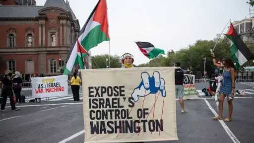 بالأعلام الفلسطينية.. متظاهرون يحتجون أمام البيت الأبيض رفضا لزيارة نتنياهو