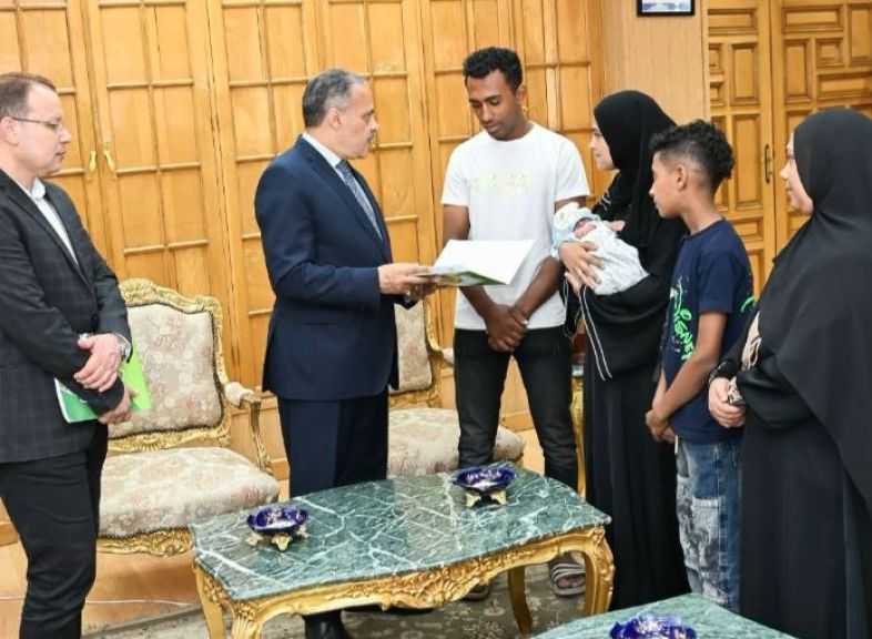 محافظ الشرقية يكرّم أسرتي شهيدي العمل بمشروعي المحاجر والمخابز تقديرا لتضحياتهما