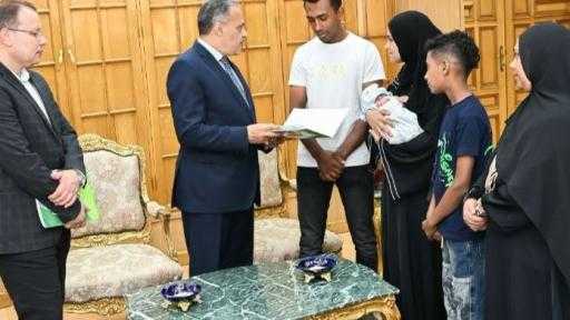 محافظ الشرقية يكرّم أسرتي شهيدي العمل بمشروعي المحاجر والمخابز تقديرا لتضحياتهما