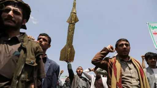 الحوثيون ينفون فرض رسوم على السفن العابرة لباب... الحوثيون ينفون فرض رسوم على السفن العابرة لباب المندب