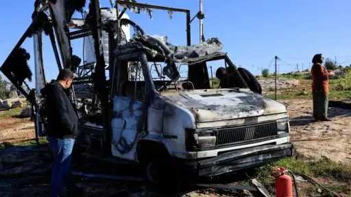 مستوطنون إسرائيليون يحرقون مركبة ويهاجمون منزلا فلسطينيا بالضفة الغربية