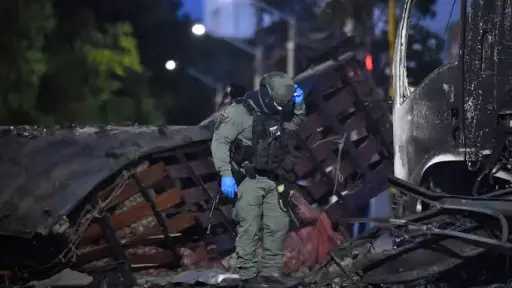 11 جريحا في انفجار سيارة مفخخة بكولومبيا قبل... 11 جريحا في انفجار سيارة مفخخة بكولومبيا قبل أيام من تنصيب الرئيس