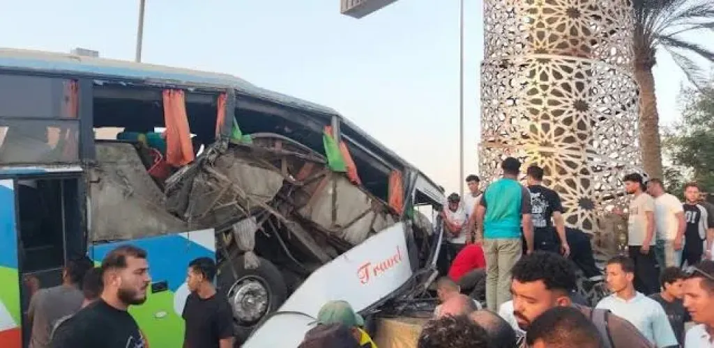 اصطدام أتوبيس بلوحة إعلانات بطريق الواحات