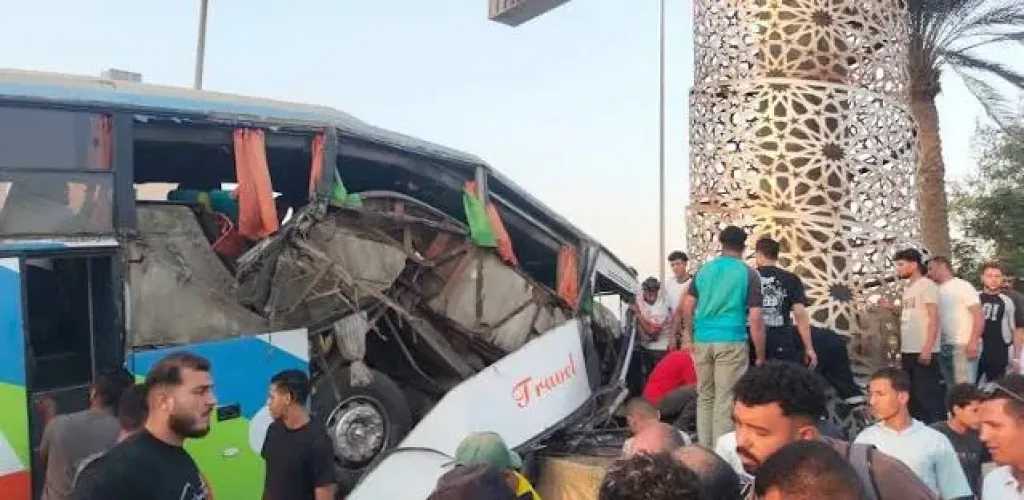 إصابة 10 أشخاص في اصطدام أتوبيس بلوحة إعلانات بطريق الواحات