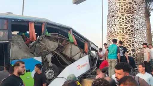 إصابة 10 أشخاص في اصطدام أتوبيس بلوحة إعلانات... إصابة 10 أشخاص في اصطدام أتوبيس بلوحة إعلانات بطريق الواحات