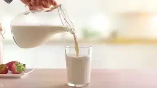 هل تناول اللبن الرائب صباحًا أفضل أم قبل النوم؟