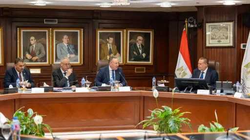 محافظ البنك المركزي المصري يبحث مع وزير التعليم... محافظ البنك المركزي المصري يبحث مع وزير التعليم العالي مستجدات منحة علماء المستقبل