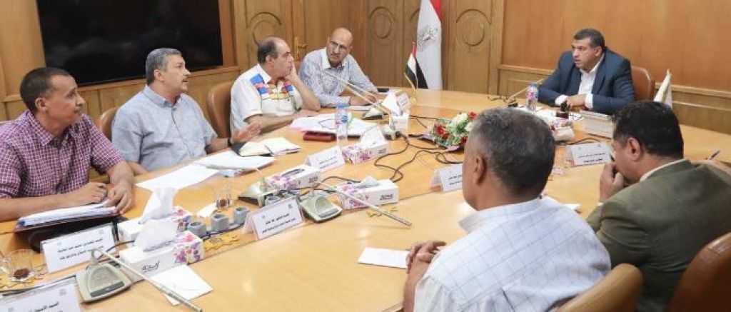 محافظ قنا يترأس اجتماعًا موسعًا لمتابعة معدلات تنفيذ مشروعات الخطة الاستثمارية بالمحافظة