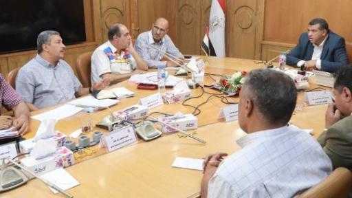 محافظ قنا يترأس اجتماعًا موسعًا لمتابعة معدلات تنفيذ مشروعات الخطة الاستثمارية بالمحافظة