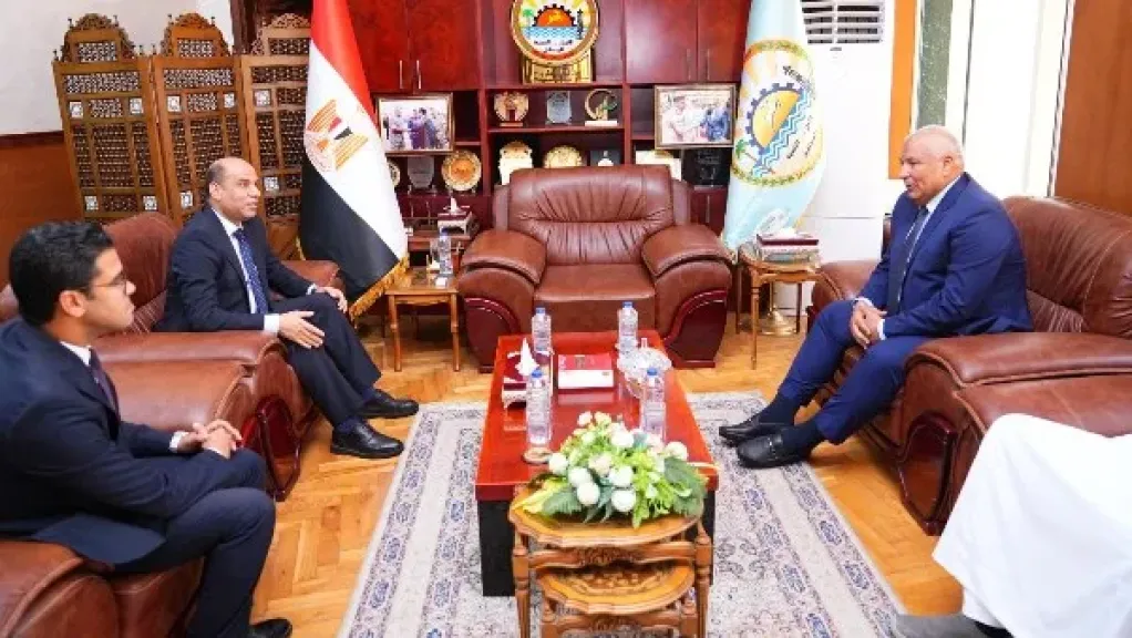 وزير العمل ومحافظ مطروح