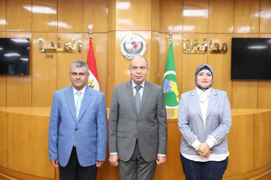 محافظ المنيا يكرم وكيل وزارة الصحة السابق تقديرًا لجهوده المتميزة.. ويرحب بالقيادة الجديدة للقطاع الصحي