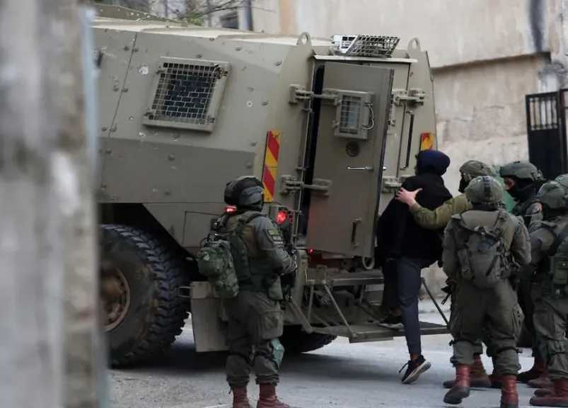 القدس: الاحتلال يعتقل مواطنة ويعتدي على أفراد عائلتها في مخيم قلنديا