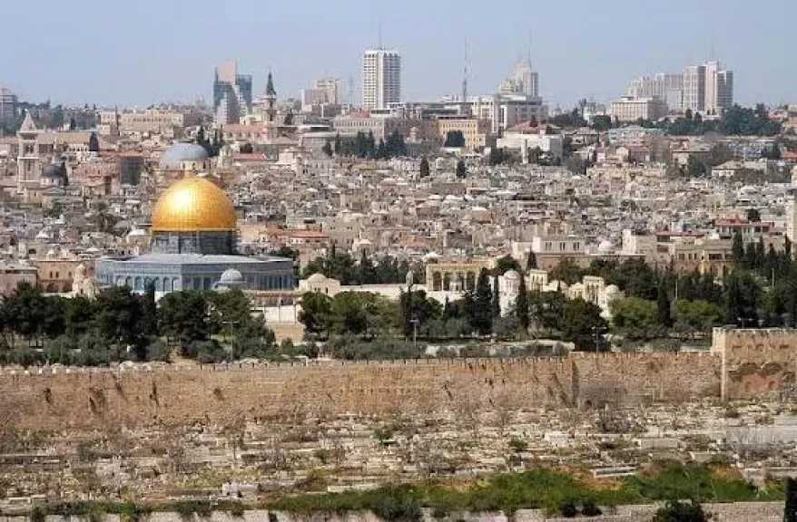 محافظة القدس: أكثر من 51 مصابًا و60 حالة اعتقال خلال اقتحام الاحتلال لمخيم قلنديا
