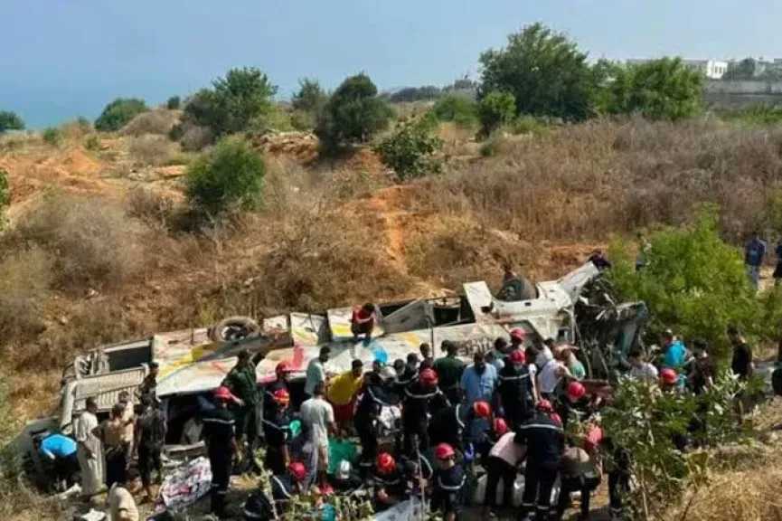 مقتل 6 أشخاص وإصابة 22 في انقلاب حافلة نقل عمال شرقي الجزائر