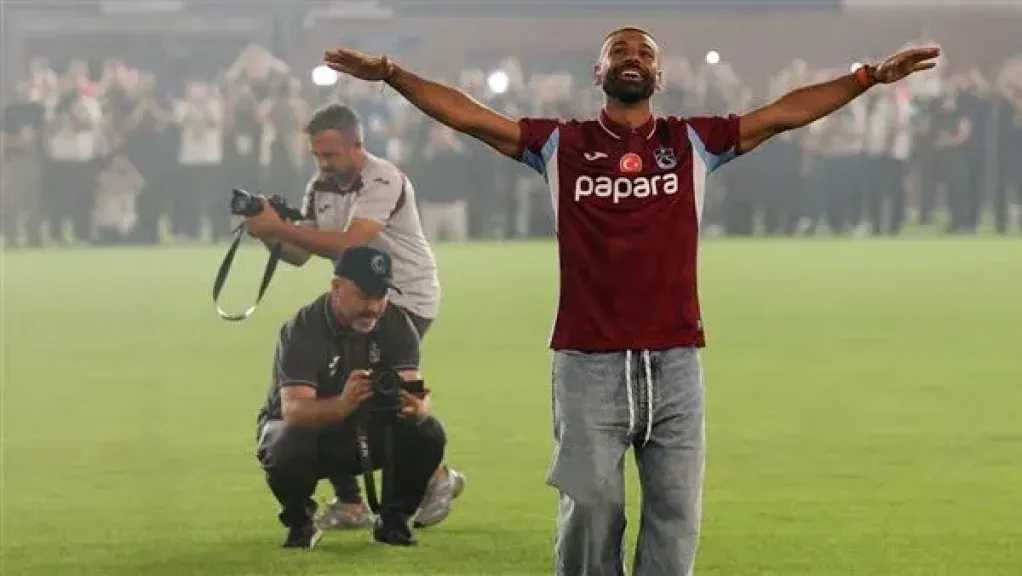 محمد صلاح يحظى باستقبال أسطوري من جماهير طرابزون سبور في حفل تقديمه رسميًا