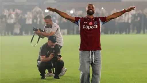 محمد صلاح يحظى باستقبال أسطوري من جماهير طرابزون سبور في حفل تقديمه رسميًا