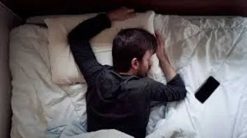 استشاري أمراض نوم تكشف خطورة التعرض لشاشة الهاتف قبل النوم