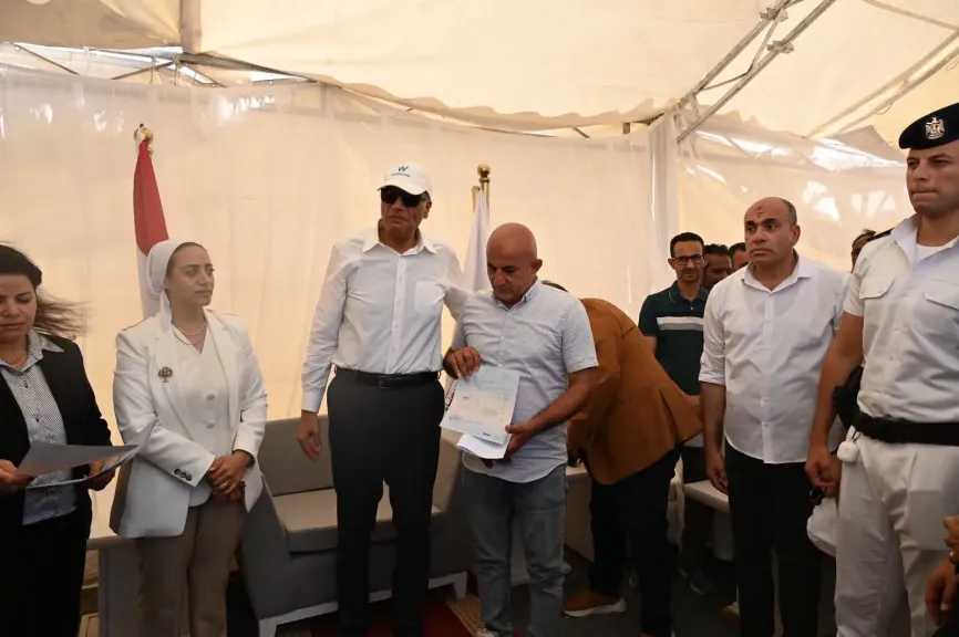 محافظ جنوب سيناء يسلم رخص إشغال المرحلة الأولى من مخازن وهناجر الرويسات
