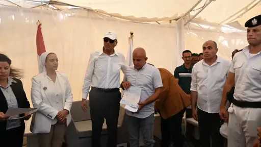 محافظ جنوب سيناء يسلم رخص إشغال المرحلة الأولى... محافظ جنوب سيناء يسلم رخص إشغال المرحلة الأولى من مخازن وهناجر الرويسات