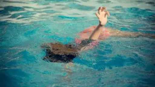 مصرع طفلة غرقًا داخل قرية سياحية بالساحل الشمالي... مصرع طفلة غرقًا داخل قرية سياحية بالساحل الشمالي بمطروح