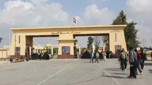 معبر رفح يستقبل الدفعة الـ72 من العائدين إلى... معبر رفح يستقبل الدفعة الـ72 من العائدين إلى غزة