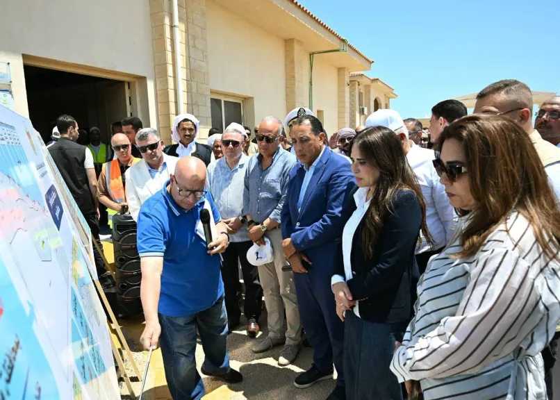 خلال جولته بمطروح.. مدبولي يتفقد مجمع محطات تحلية مياه البحر بالرميلة