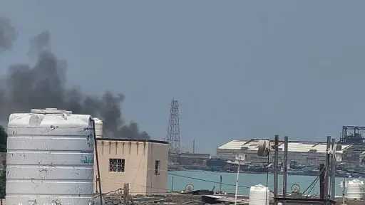 مصدر عسكري يمني: 7 قتلى و20 جريحا بقصف... مصدر عسكري يمني: 7 قتلى و20 جريحا بقصف حوثي على ميناء المخا
