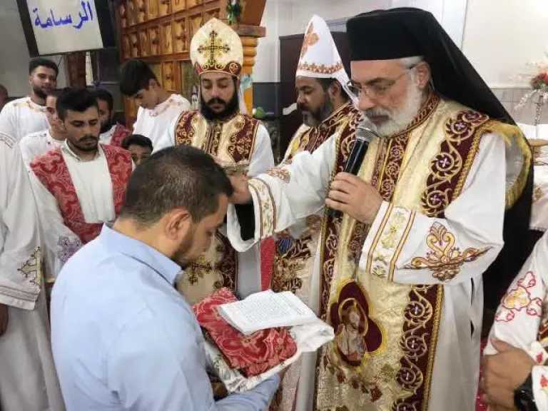 الأنبا باسيليوس يترأس قداس استقبال ذخائر القديس مار شربل ويرسم شمامسة جدد