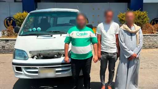 بسبب توقفه للحديث مع صديقه.. مشادة بين سائق وراكب ميكروباص تنتهي بالتحفظ عليهما في العبور