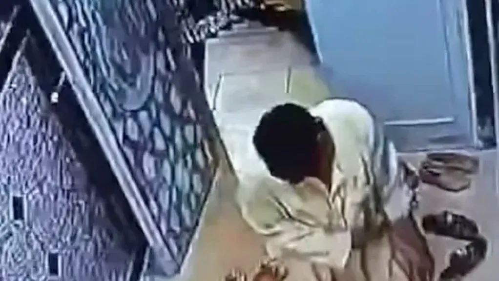 لص يسرق أحذية المصلين