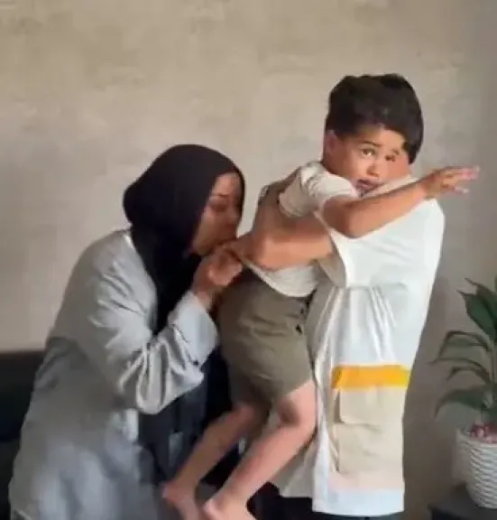 طفل العاشر من رمضان مع أسرته 