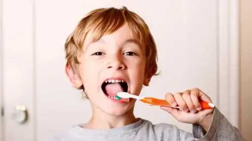 أطعمة تساعد على بياض الأسنان وصحة الفم