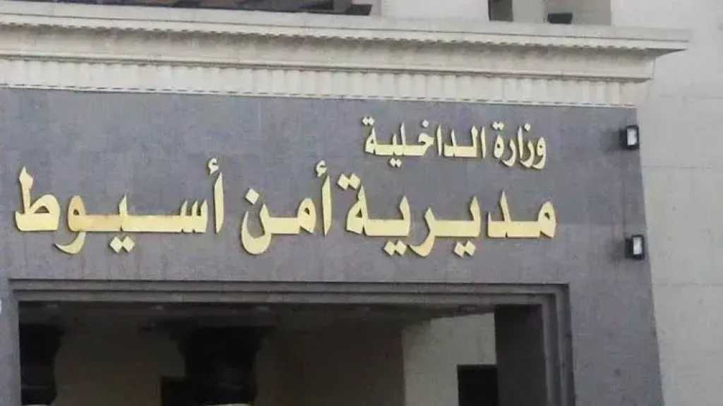 ضبط شخصين لتهديد عامل توصيل بمطرقة في أسيوط بعد تداول فيديو للواقعة