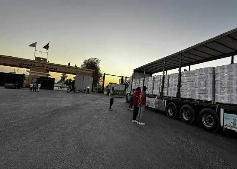 معبر رفح يستقبل 35 مريضا و36 مرافقا من غزة ويواصل إدخال شاحنات المساعدات