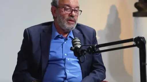 عمرو خفاجي: «القصة الصحفية هي الأهم.. وهذا عصر... عمرو خفاجي: «القصة الصحفية هي الأهم.. وهذا عصر السرديات الصغرى»