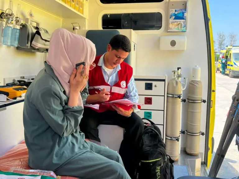 الهلال الأحمر المصري يرافق الدفعة الـ74 من الجرحى والمرضى الفلسطينيين بمعبر رفح