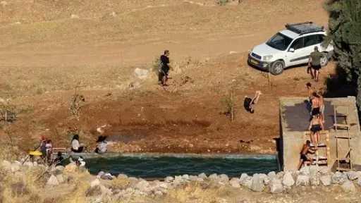 مستوطنون يحولون مسار مياه فلسطينية لملء بركة في... مستوطنون يحولون مسار مياه فلسطينية لملء بركة في الضفة الغربية