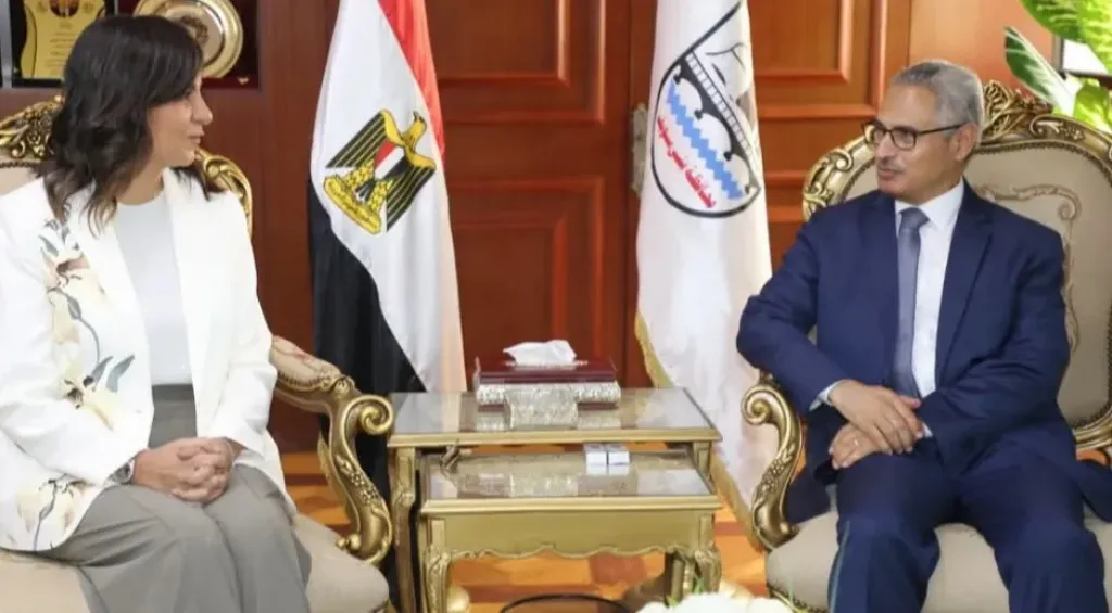 محافظ بني سويف يستقبل السفيرة نبيلة مكرم 