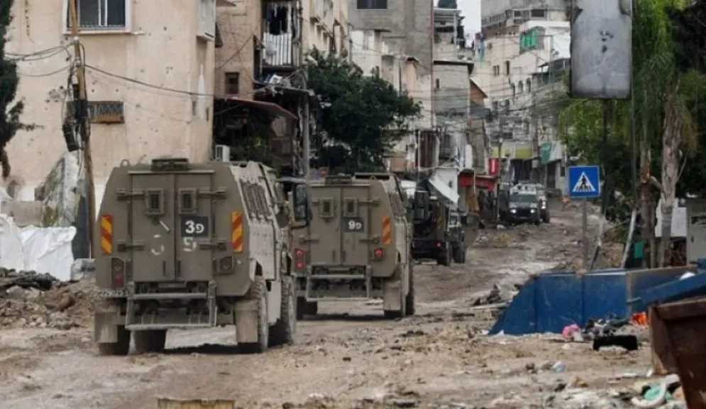 جيش الاحتلال الإسرائيلي يعتقل 5 فلسطينيين بينهم 4 من عائلة واحدة جنوب الخليل
