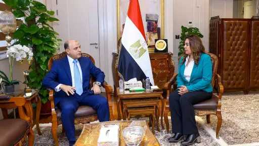 وزيرة التنمية المحلية والبيئة تناقش مع محافظ الغربية... وزيرة التنمية المحلية والبيئة تناقش مع محافظ الغربية إجراءات تنفيذ وإحكام منظومة المخلفات بالمحافظة