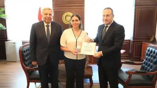 وزير التعليم العالي يكرم الطالبة هيا عمرو لمشاركتها... وزير التعليم العالي يكرم الطالبة هيا عمرو لمشاركتها في إسعاف مصابي مول التجمع
