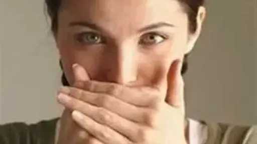 أسباب رائحة الفم الكريهة رغم غسل الأسنان.. 7... أسباب رائحة الفم الكريهة رغم غسل الأسنان.. 7 عوامل غير متوقعة