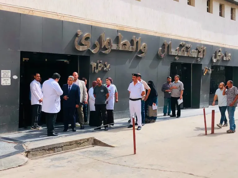 محافظ الدقهلية يجري جولة مفاجئة بمستشفى المنصورة التخصصي