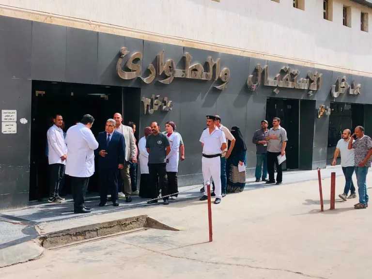 محافظ الدقهلية يجري جولة مفاجئة بمستشفى المنصورة التخصصي